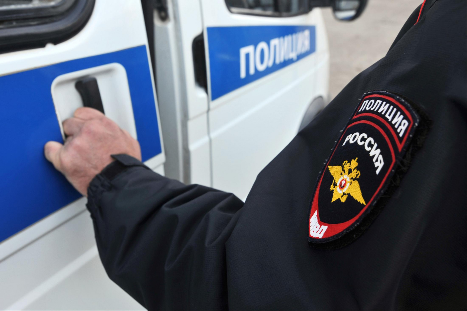 В Прокопьевске полицейские привлекли к ответственности горожан, чьи дети пытались вывести из строя домофон
