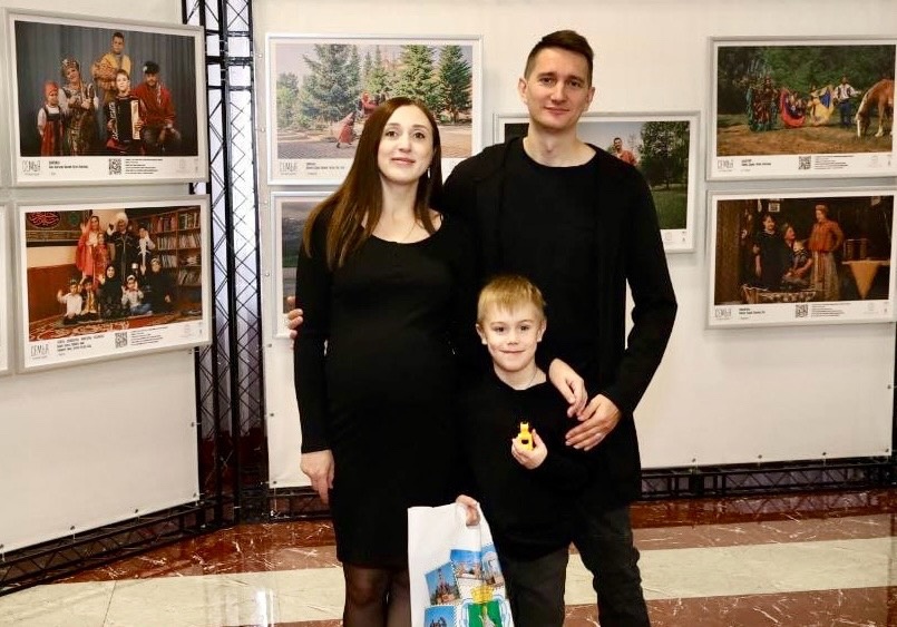 Фотовыставка “Семья крупным планом” открылась в ДК им. Маяковского в Прокопьевске