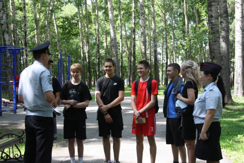 Полицейские Прокопьевска совместно с общественниками провели профилактические беседы с детьми и их родителями