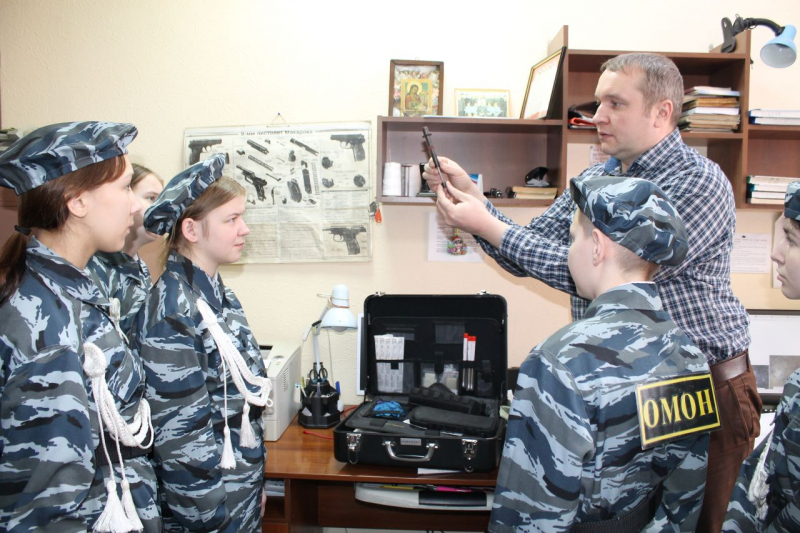 В Прокопьевске полицейские организовали экскурсию в отдел полиции для воспитанников детского дома