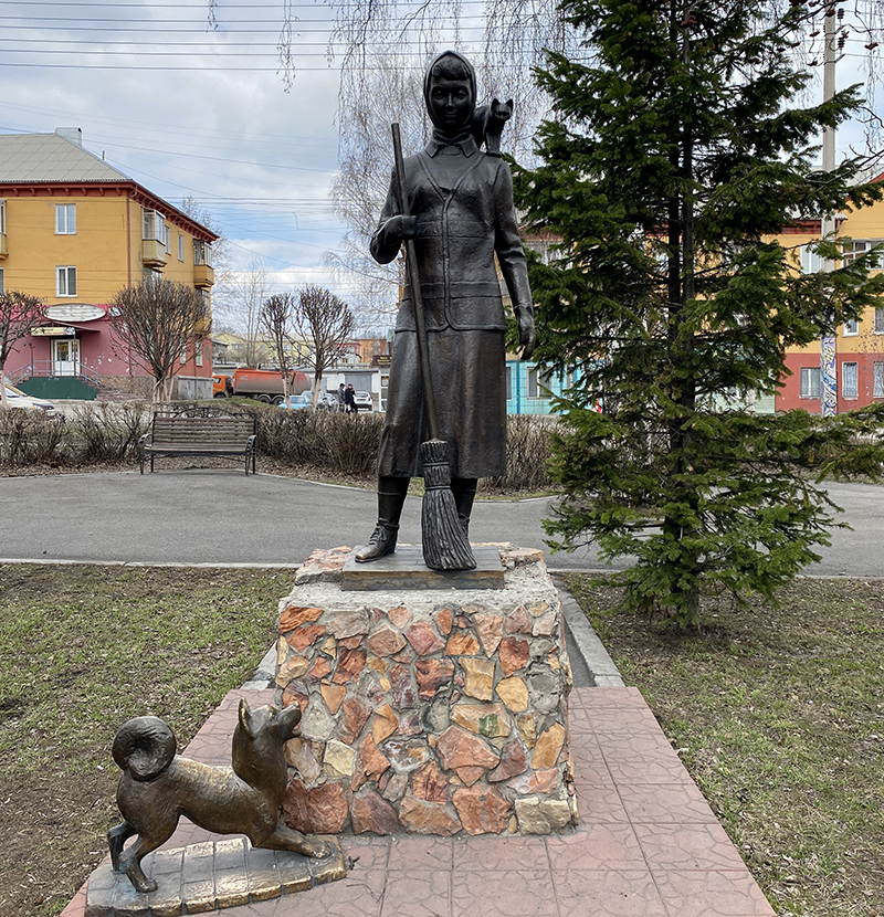 Ударниц три, а памятник - один