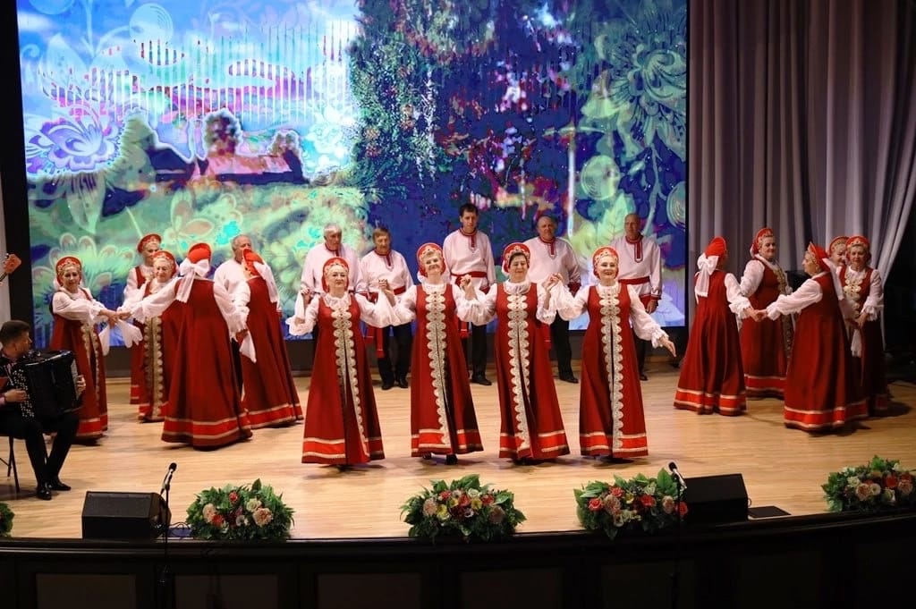 Двадцать пятого октября народный самодеятельный коллектив хор русской песни “Родники Сибири” перелистнул в своем творческом календаре очередную страницу