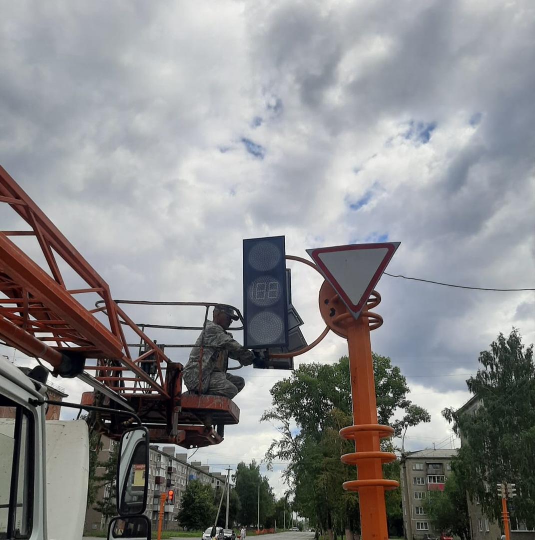 Для удобства автолюбителей в Прокопьевске установили 8 новых светодиодных светофоров с обратным отсчетом времени